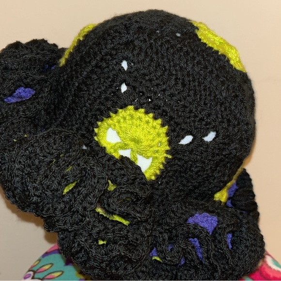 Skull Ruffle Beanie - Picture 4 of 4